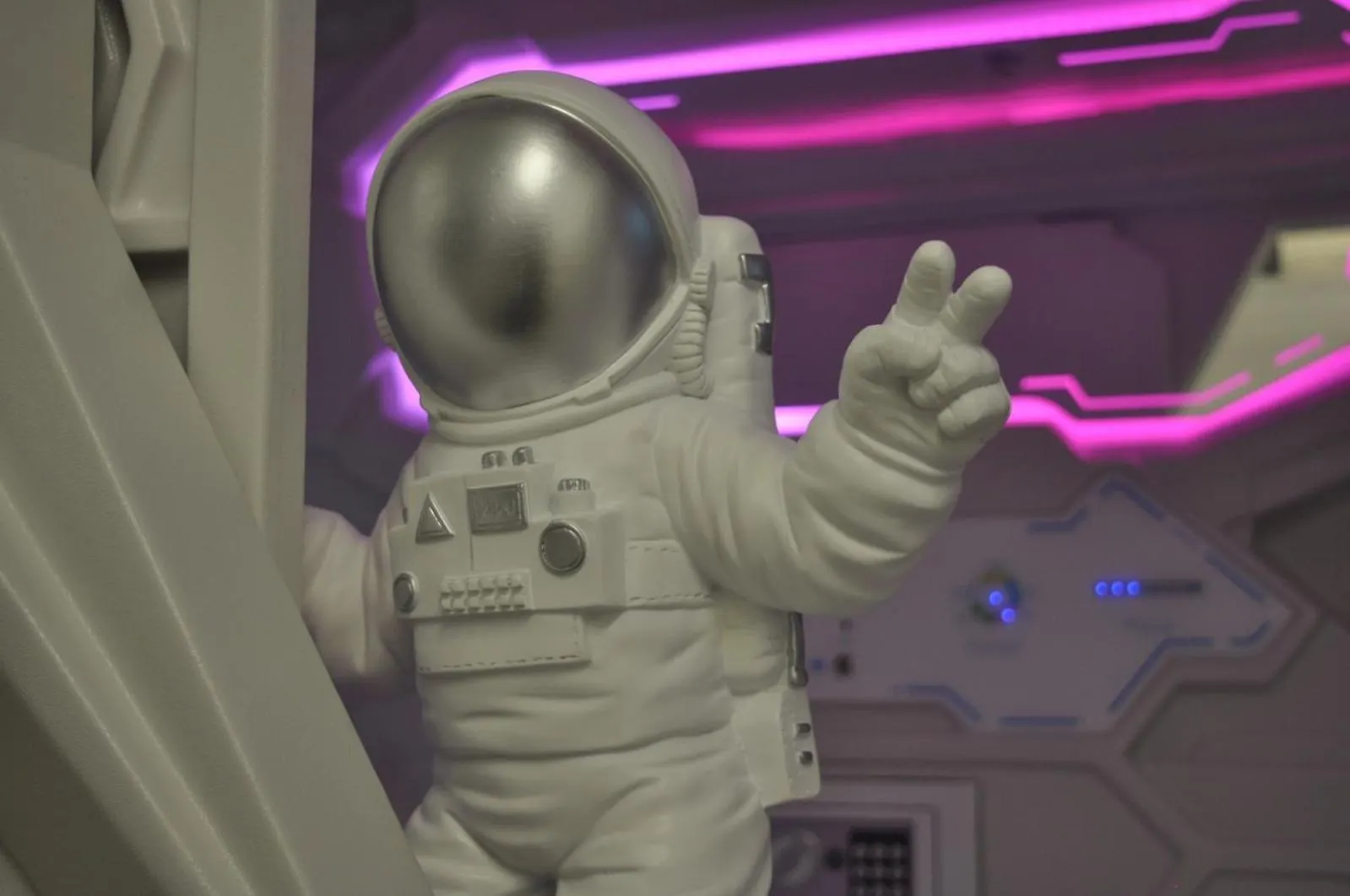 Cosmos Capsule Coworking London Hotel 0*,