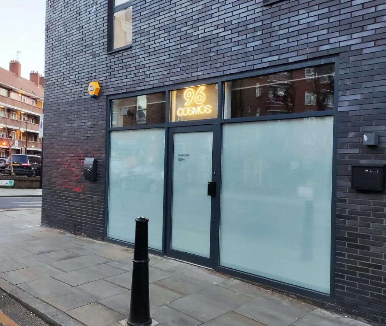 Cosmos Capsule Coworking London Hotel 0*,