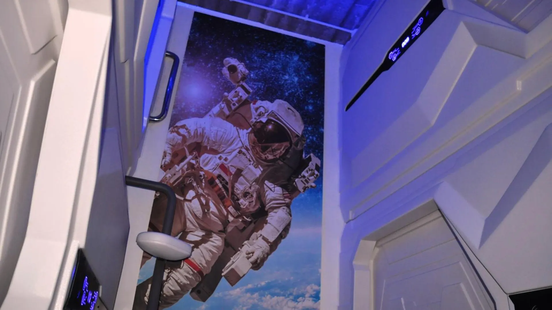 Cosmos Capsule Coworking London Hotel Capsulehotel