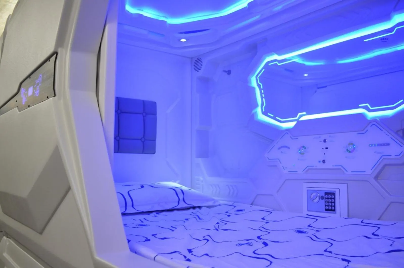 Cosmos Capsule Coworking London Hotel 0*,